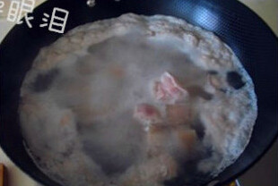 毛氏红烧肉,五花肉冷水下锅焯至水开变色,捞出用温水冲净