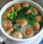 猪肉虾仁丸子汤,转小火煮10分钟,放入菠菜煮2分钟即可关火