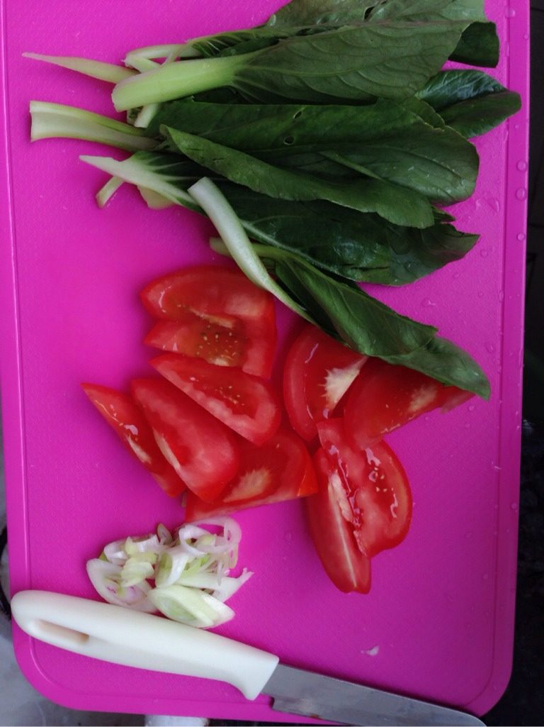青菜鸡蛋面,西红柿切好，<a style='color:red;display:inline-block;' href='/shicai/ 3250'>葱</a>切好。打一个<a style='color:red;display:inline-block;' href='/shicai/ 9'>鸡蛋</a>撒点盐搅搅