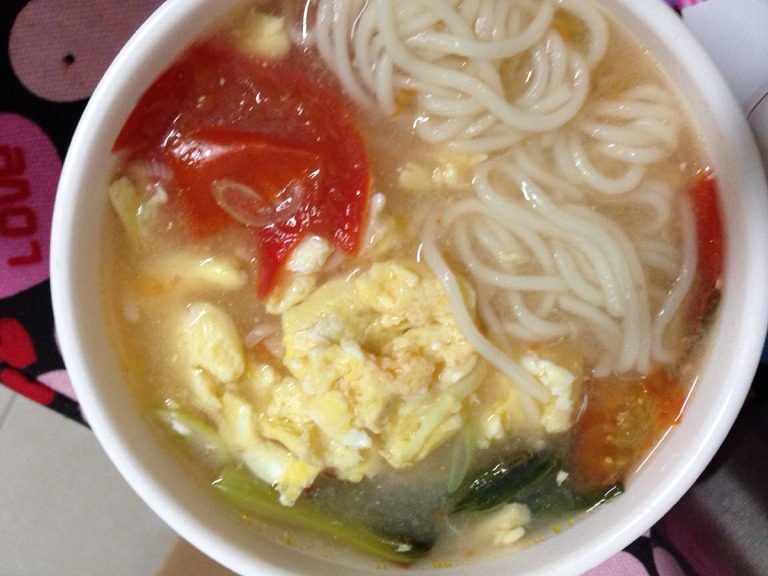 青菜鸡蛋面,临出锅前放入炒好的鸡蛋，加盐，OK！