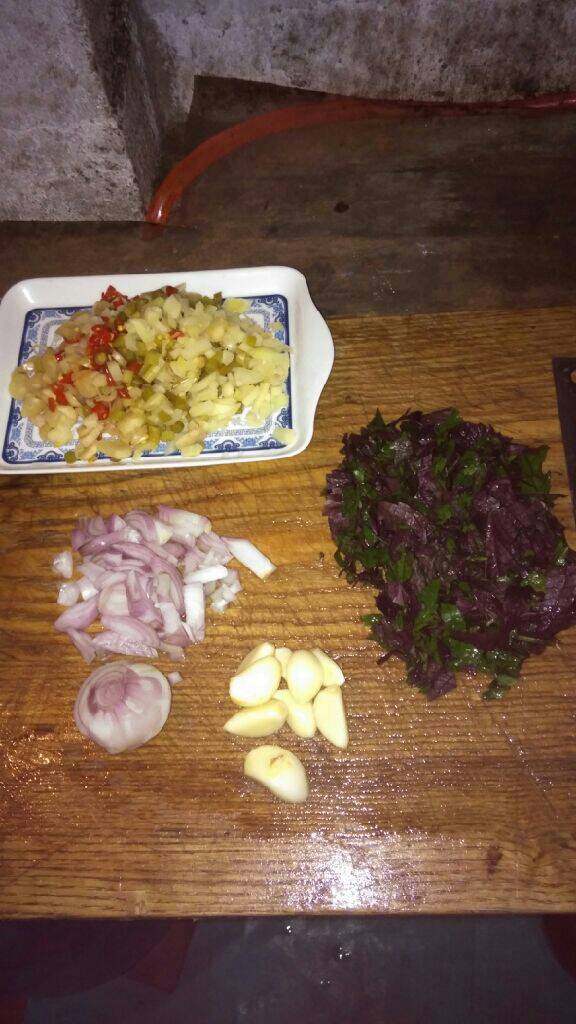 泡菜鱼,煎鱼时切好所需的食材。