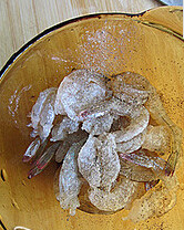 番茄大虾蛤蜊意面,明虾去头去肠泥去虾壳,留尾巴,再给虾开背,放进小碗里加盐和胡椒粉腌制片刻