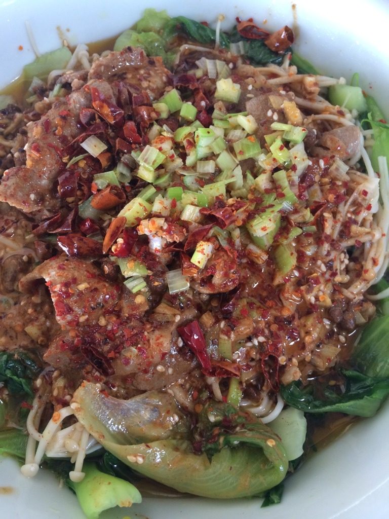 肥牛金针菇,最后在芝麻酱上放入<a style='color:red;display:inline-block;' href='/shicai/ 761'>辣椒粉</a>葱花 辣椒段。锅中烧热油淋在上面就开始享用了!