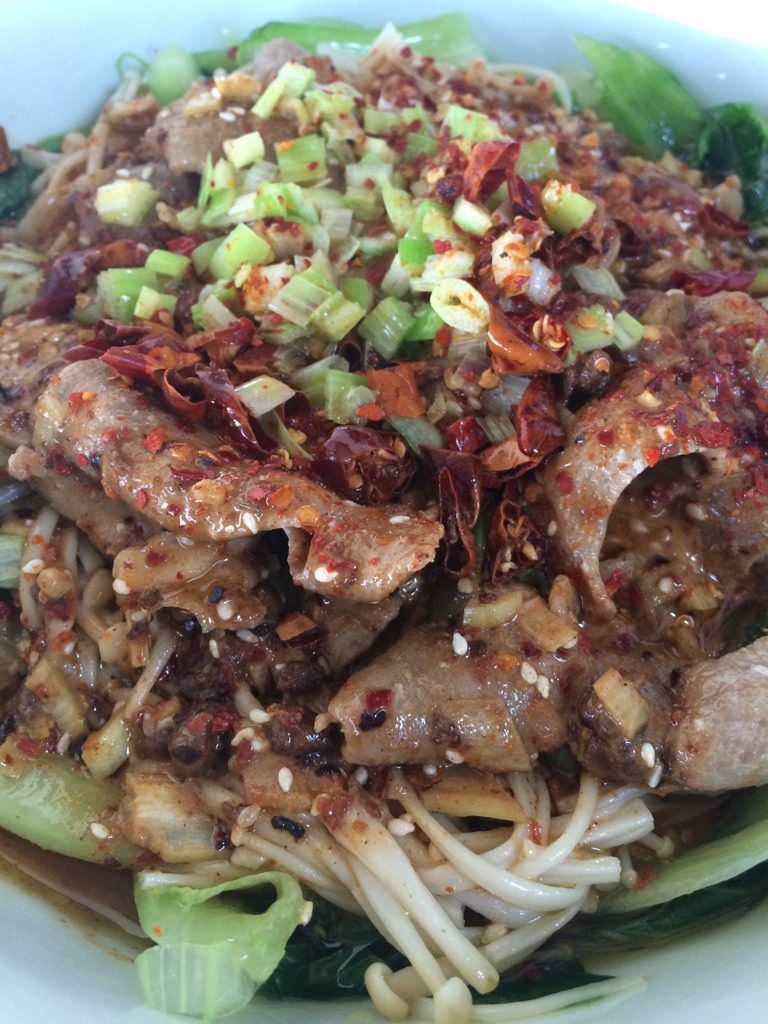 肥牛金针菇,摆盘,大点的盘子最底层铺上青菜,然后金针菇 最后肥牛卷铺在上面。摆盘完成