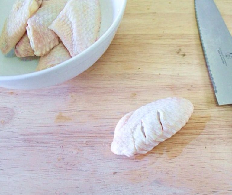 懒人烤鸡翅,用刀在鸡翅正背面各划两刀，然后倒入<a style='color:red;display:inline-block;' href='/shicai/ 788'>生抽</a>和适量<a style='color:red;display:inline-block;' href='/shicai/ 756'>鸡精</a>腌制一两小时