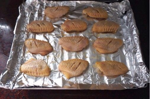 懒人烤鸡翅,烤盘上放入油纸或锡纸然后依次排入鸡翅