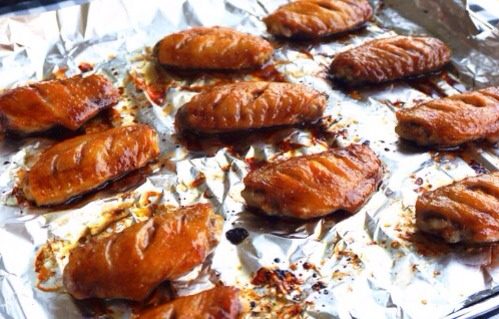 懒人烤鸡翅,烤箱预热200度，放中层烤20分钟后取出