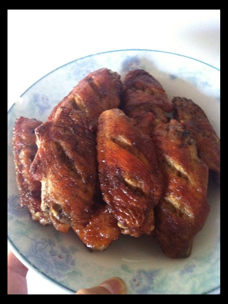 懒人烤鸡翅,然后撒上<a style='color:red;display:inline-block;' href='/shicai/ 716'>孜然</a>和<a style='color:red;display:inline-block;' href='/shicai/ 720'>胡椒粉</a>在烤5钟，一道美味就好拉