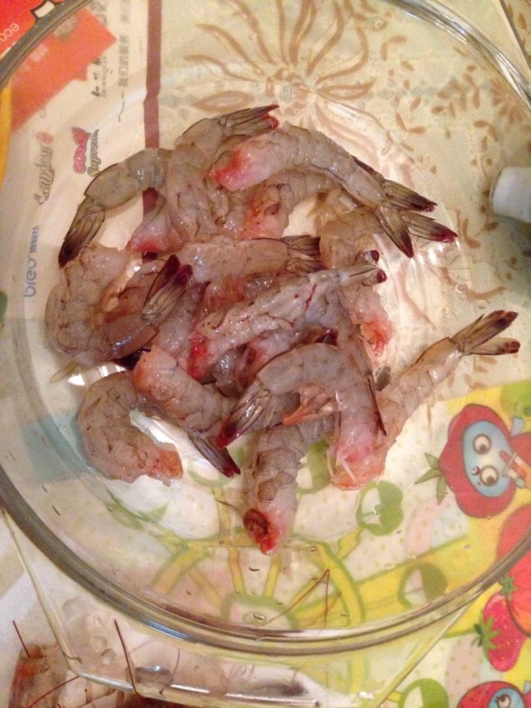 炸锅虾,腌制好捞出去壳