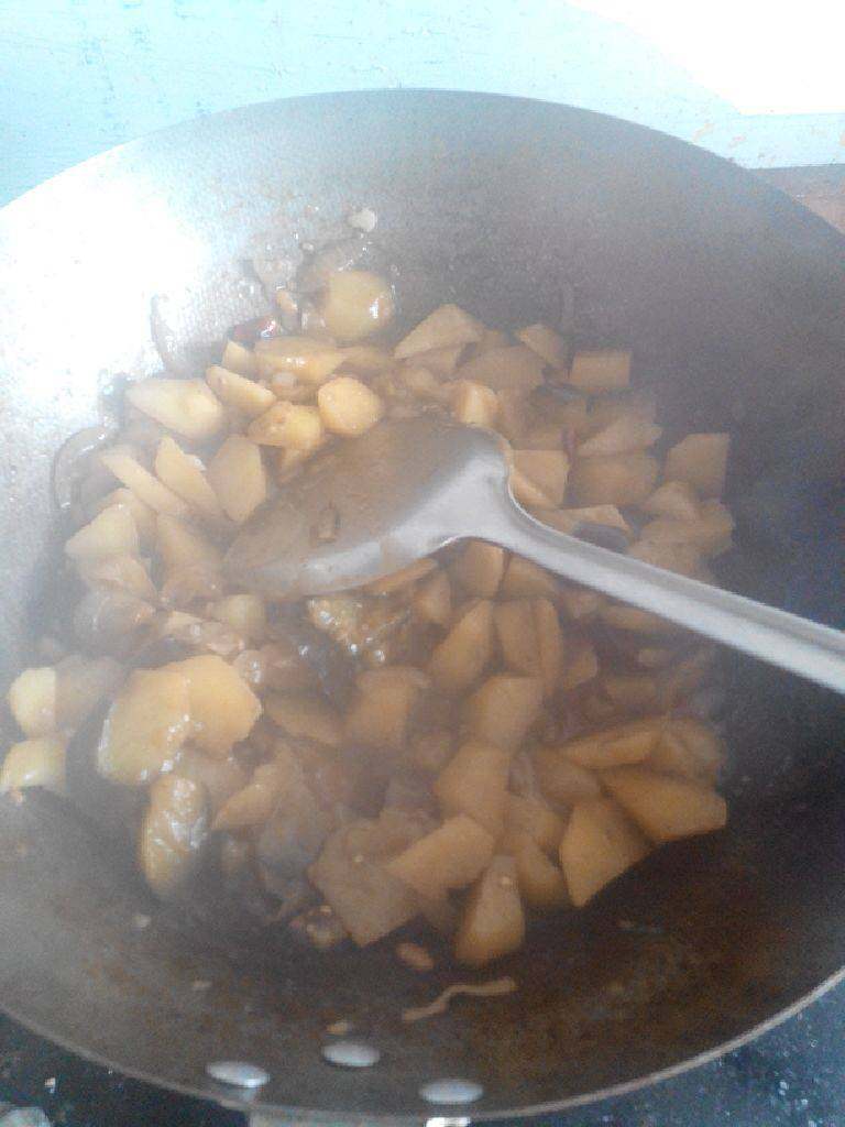 酱爆土豆茄子,加入海天黄豆酱后均匀翻炒,炒至酱香飘出,土豆茄子表面都有酱后,加水(刚刚好浸没锅里的菜),盖上锅盖。