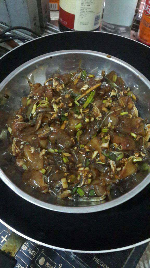 豉汁蒸鲩鱼(草鱼),再加入鱼肉,鱼肉要均匀地放在鱼骨上,再蒸6分钟,起锅就可以了