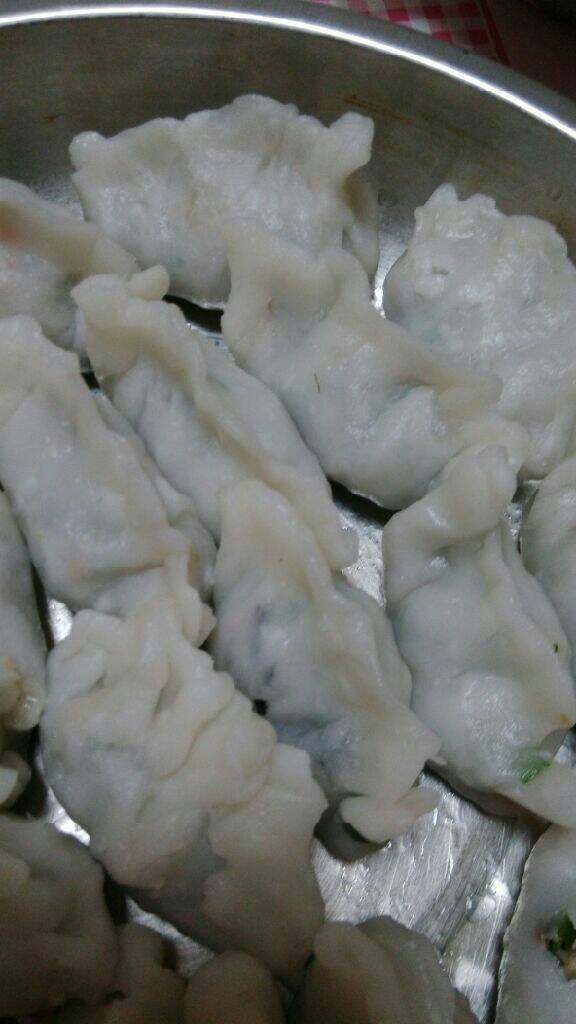 广东粉果,把馅料裹好(可以按包饺子的形式,不过注意不要弄破),在盘子里刷一层油,再把饺子放在盘子里