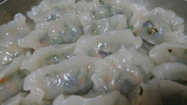 广东粉果,把粉果放进锅里蒸熟10~15分钟(注意时间不能过长)