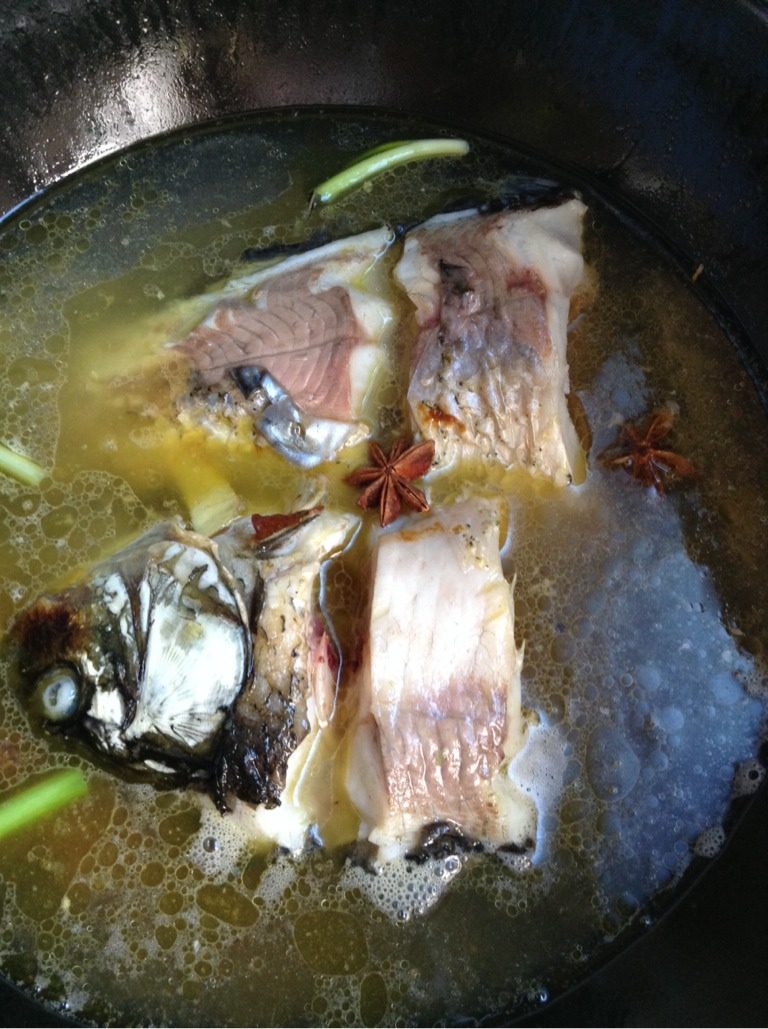 酱炖鲤鱼,盖上盖子,大火烧开