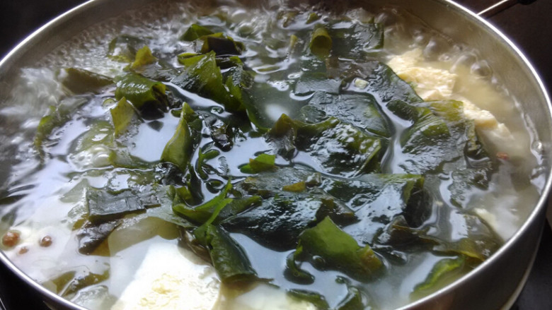 冬瓜排骨汤,排骨肉烂后先放入冬瓜和冻豆腐,煮一会,放入裙带菜煮开