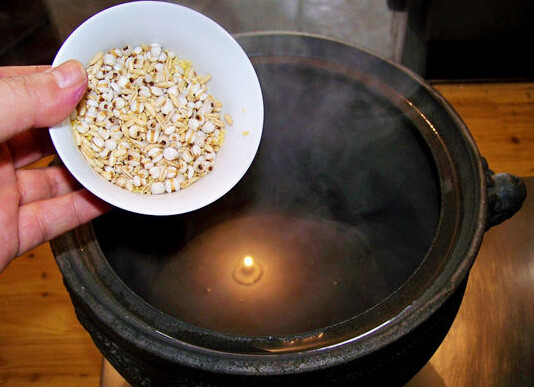 桂香紫薯杂粮羹,将杂粮沥干水,倒入砂锅,大火煮沸,转中火,不停搅拌,熬半小时