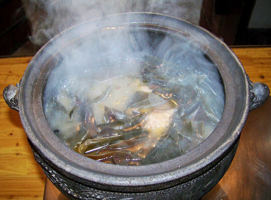 昆布杞子煲排骨,将排骨下入煮沸的砂锅内，加黄酒一勺陈醋半勺，大火煮沸，转小火，炖煮2小时