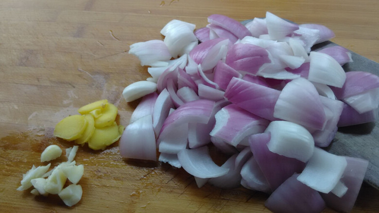 洋葱炒肉,<a style='color:red;display:inline-block;' href='/shicai/ 29'>洋葱</a>切块，<a style='color:red;display:inline-block;' href='/shicai/ 428'>五花肉</a>切片，姜切片、蒜用刀拍碎