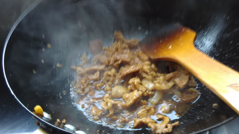 洋葱炒肉,调入<a style='color:red;display:inline-block;' href='/shicai/ 3729'>白糖</a>、<a style='color:red;display:inline-block;' href='/shicai/ 718'>料酒</a>、<a style='color:red;display:inline-block;' href='/shicai/ 692'>酱油</a>、<a style='color:red;display:inline-block;' href='/shicai/ 793'>米醋</a>，翻炒均匀