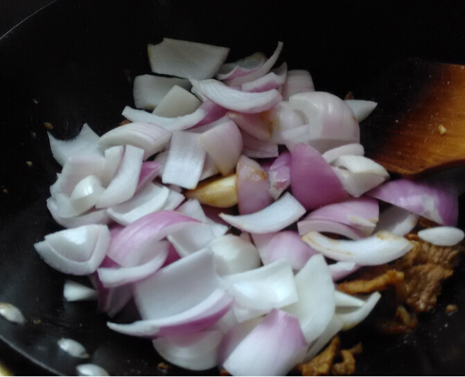 洋葱炒肉,倒入洋葱、<a style='color:red;display:inline-block;' href='/shicai/ 61'>青椒</a>翻炒片刻，调入食盐，翻炒均匀关火