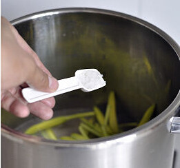 金针炖猪蹄,压力锅泄压后,打开锅盖倒入黄花菜。调入精盐