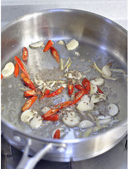 干煸孜然花菜,炒至蒜片微黄时放入<a style='color:red;display:inline-block;' href='/shicai/ 716'>孜然</a>粒，小火炒出香味。倒入<a style='color:red;display:inline-block;' href='/shicai/ 2629'>花菜</a><a style='color:red;display:inline-block;' href='/shicai/ 157'>小葱</a>段，小火翻炒