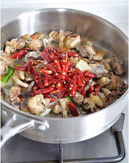 干煸鸡,倒入鸡肉块,干红椒段小火翻炒