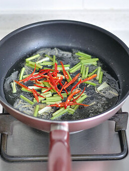 香辣干丝,油锅爆香<a style='color:red;display:inline-block;' href='/shicai/ 700'>花椒</a>姜丝，倒入<a style='color:red;display:inline-block;' href='/shicai/ 3265'>芫荽</a>和辣椒，炒香