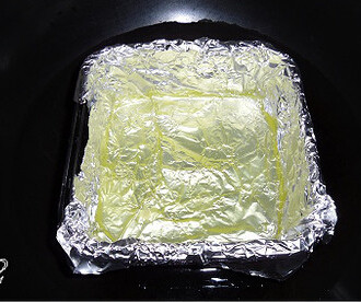 五香鸡蛋干,找一耐热容器,铺层锡纸便于脱膜,倒入蛋白,大火蒸十来分钟