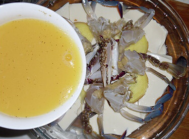 香蒸豆腐蟹,鸡蛋打散，加入1：1的水，加点盐和<a style='color:red;display:inline-block;' href='/shicai/ 720'>胡椒粉</a>搅打均匀，倒在蟹和豆腐上面