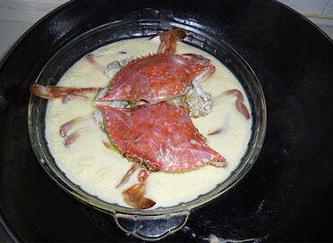 香蒸豆腐蟹,放点<a style='color:red;display:inline-block;' href='/shicai/ 3250'>葱</a>白，放上两个蟹壳盖入烧开的锅里隔水蒸十来分钟至蛋液凝固