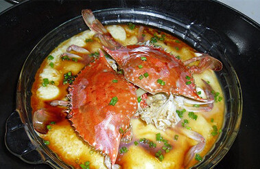 香蒸豆腐蟹,用味极鲜<a style='color:red;display:inline-block;' href='/shicai/ 692'>酱油</a>、<a style='color:red;display:inline-block;' href='/shicai/ 847'>香油</a>调成汁，倒在蒸好的蟹上面，撒点葱花即可
