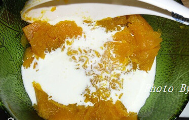 芝士焗南瓜泥,用勺子压成泥,加入淡奶油拌成奶油南瓜泥
