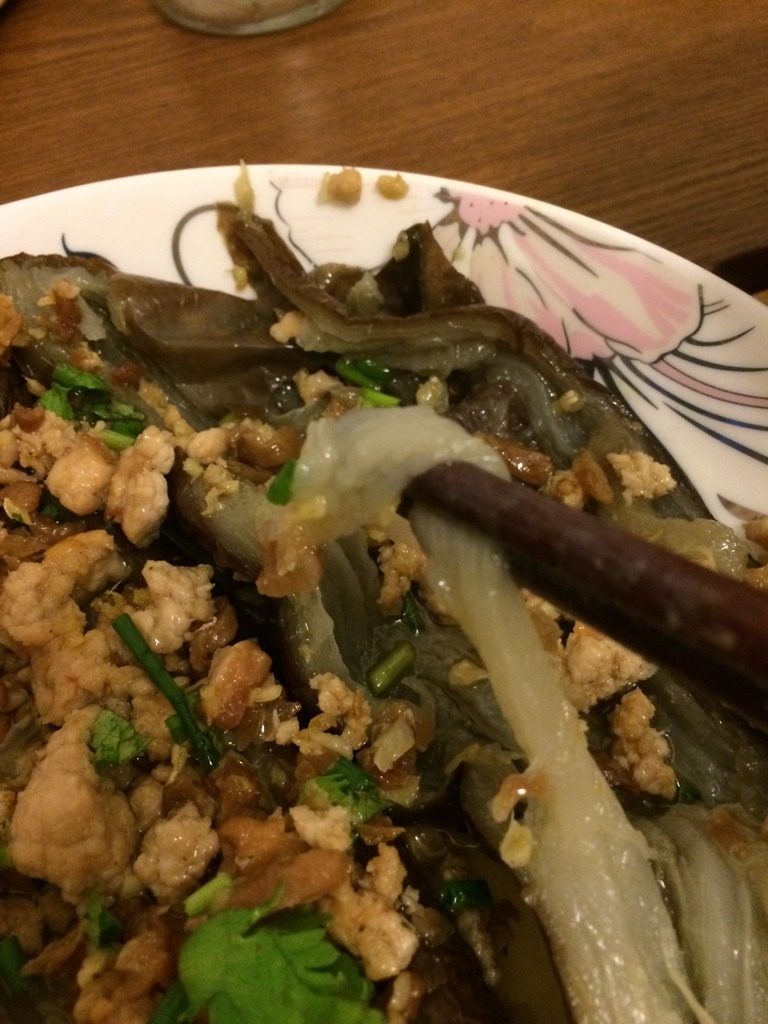 肉末蒜蓉茄子,锅中加入约三汤勺的油，依次加入萝卜干、蒜蓉、姜末，翻炒出香味，最后加入肉末，炒熟，备用。