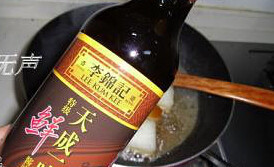 冬之恋,加入高汤小火煮5钟,加入李锦记蒸鱼豉油,鲜酱油