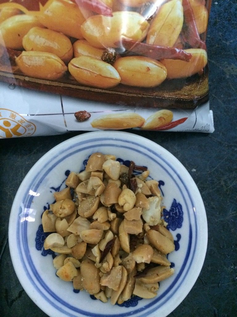 简单易做的麻辣口水鸡,把熟花生切碎,我用的黄飞鸿花生