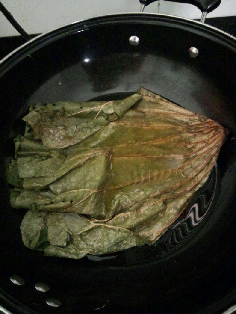 八寶蟹飯,荷葉放熱水中煮軟,要小心,不要弄破荷葉