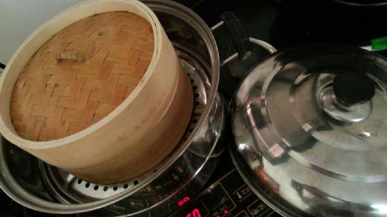 八寶蟹飯,大火蒸50分鐘左右,關火,出籠後,趁還有熱氣撒入蔥花