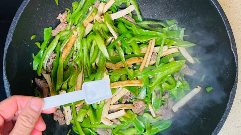 辣椒豆腐干小炒肉,加入豆腐干,翻炒均匀,撒入盐调味