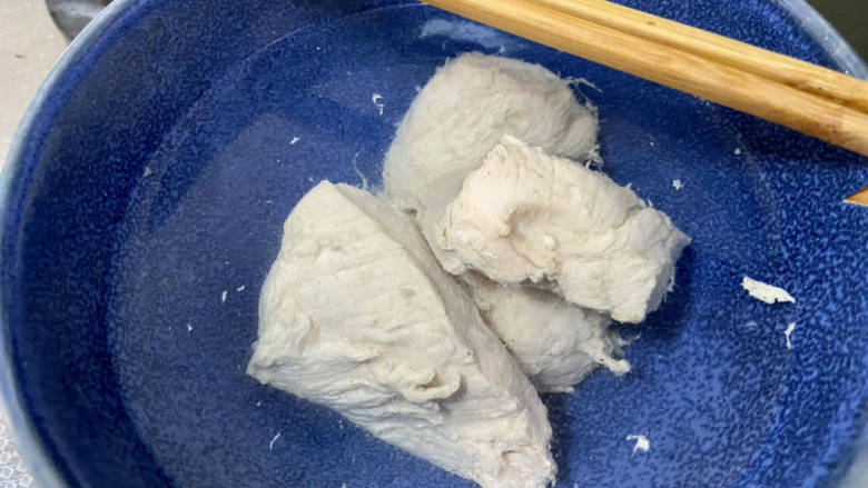 凉拌麻辣鸡丝,煮好的鸡胸肉捞出凉开水浸泡