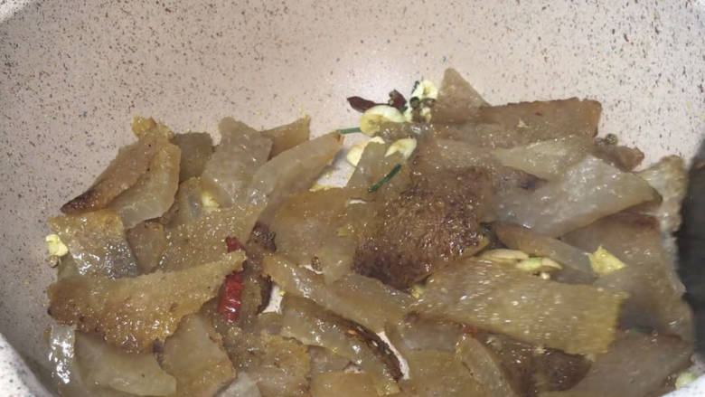 椒麻香浮皮,放入浮皮,翻炒均匀至香