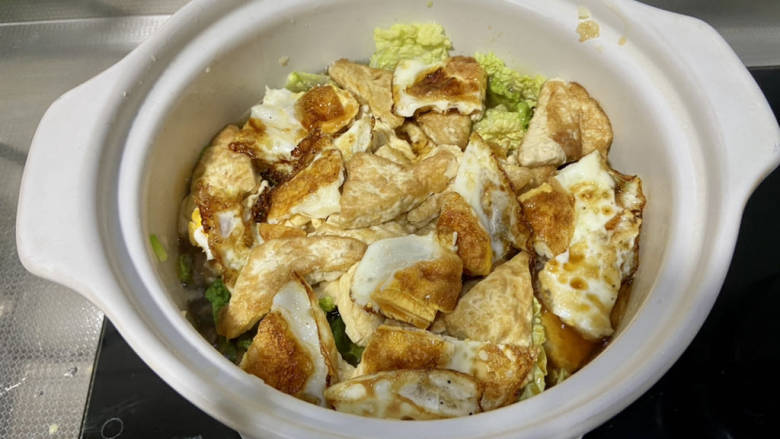 鸡蛋炖豆腐➕煎蛋娃娃菜炖豆腐,补充一些清水基本没到娃娃菜,娃娃菜还会再出水,煮开,尝下汤汁咸淡,根据自己口味补充适量食盐定味
