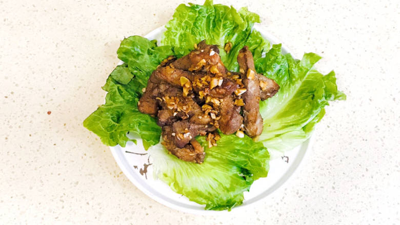 烤里脊肉,<a style='color:red;display:inline-block;' href='/shicai/ 121'>生菜</a>平铺在盘中,摆放上烤里脊肉