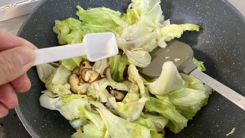 香菇炒生菜,菜叶微软塌,根据个人口味添加少许食盐,翻炒均匀,即可出锅装盘