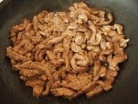 黑椒牛柳
,大火入牛柳过油,6成熟时迅速捞起