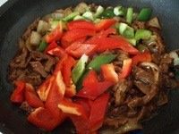 黑椒牛柳
,最后加入青红椒,翻炒出香味后,出锅装盘