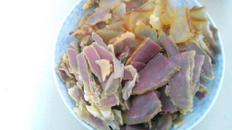 爆炒腊肉,<a style='color:red;display:inline-block;' href='/shicai/ 436'>腊肉</a>冷水下锅熟15分钟，捞出切薄片