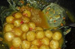 咖喱鱼蛋,让鱼蛋在咖喱里浸泡1个小时就可以更好的入味了