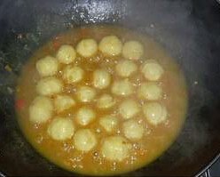 咖喱鱼蛋,加水再调入适量盐，放入鱼蛋，煮五分钟后关火
