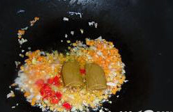 咖喱鱼蛋,油锅爆香姜末和洋葱末，下入<a style='color:red;display:inline-block;' href='/shicai/ 25'>胡萝卜</a>，<a style='color:red;display:inline-block;' href='/shicai/ 10650'>咖喱块</a>和红椒粒炒匀